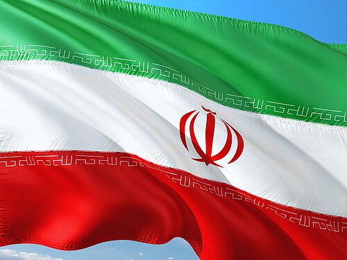 Die Flagge Iran weht im Wind.