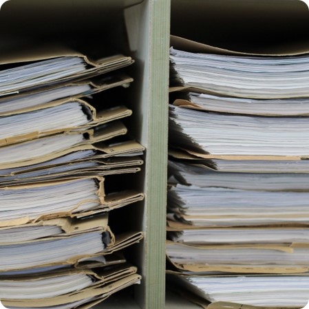 Aktenberge in einem geöffneten Aktenschrank
