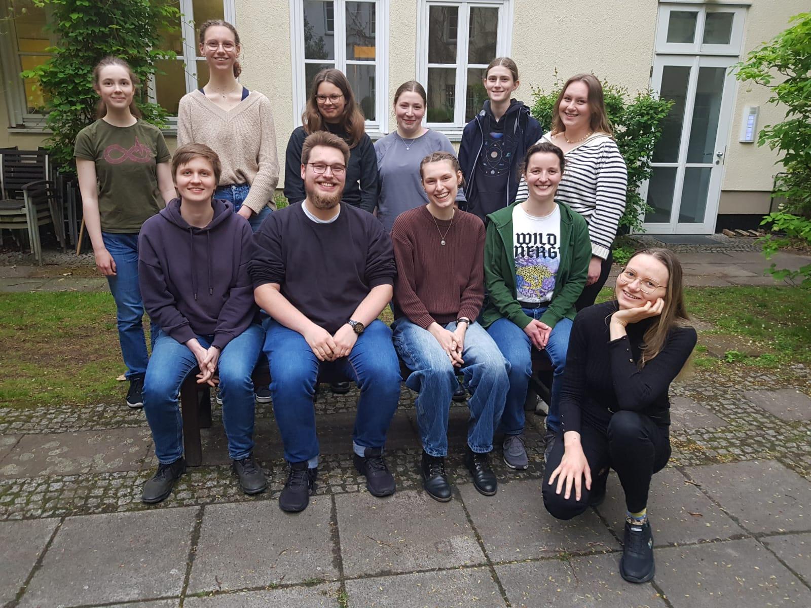 11 Personen sitzen