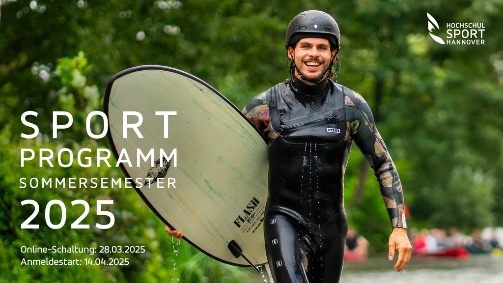 Ein Mann mit einem Surfbrett unter dem Arm.