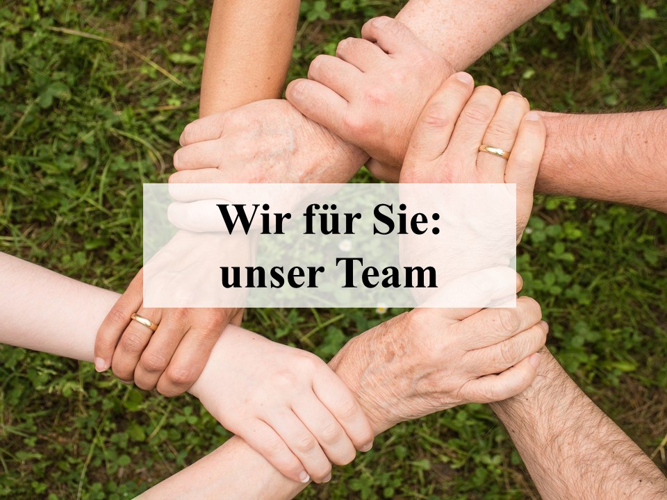 ein Kreis aus Händen mit dem Schriftzug "Wir für Sie: unser Team"