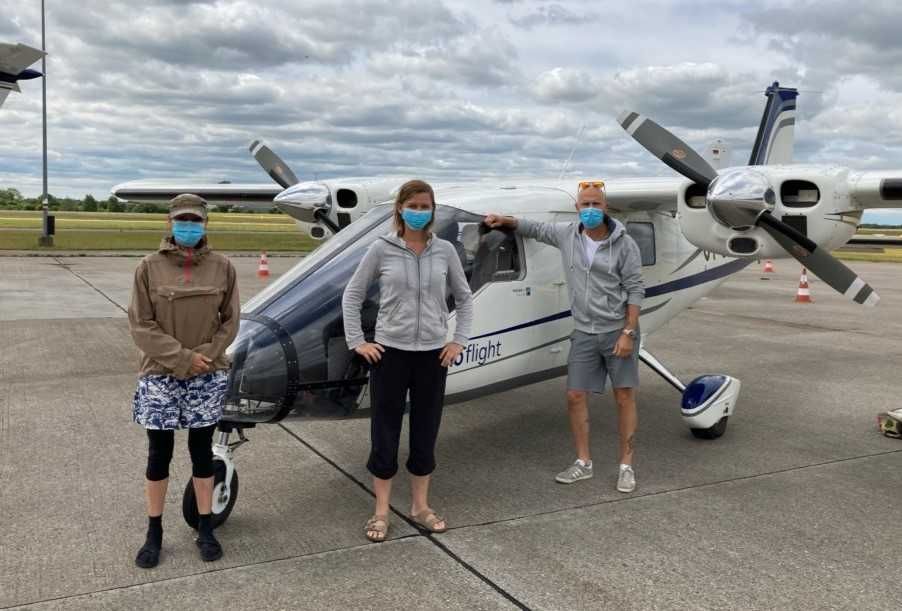Flugteam der Dänen vor einem Flugzeug stehend