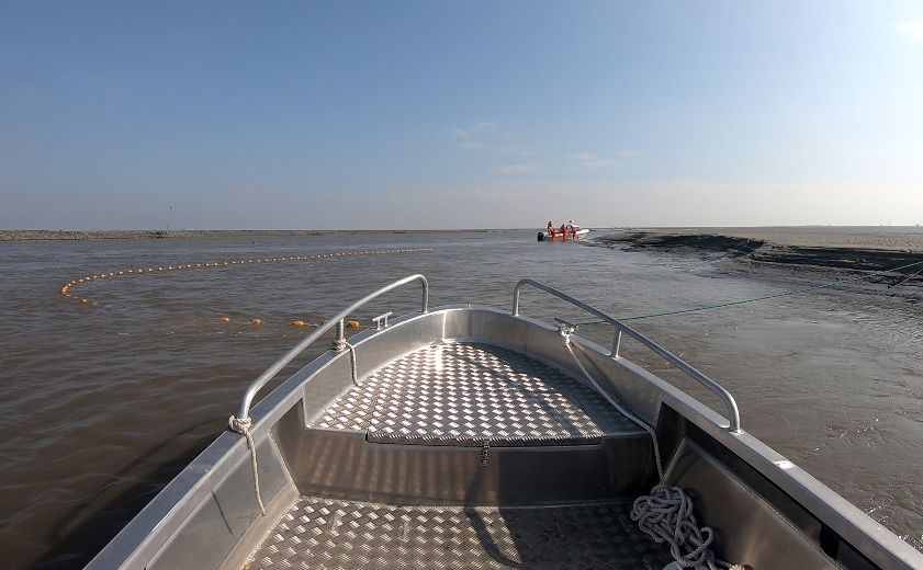 Bug eines fahrenden Aluminiumbootes beim Seehundfang in der Elbemündung