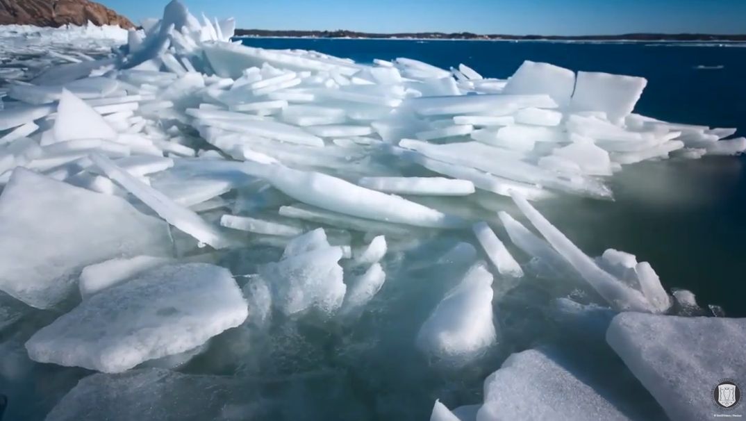 Zusammengeschobene Eisschollen im Meer