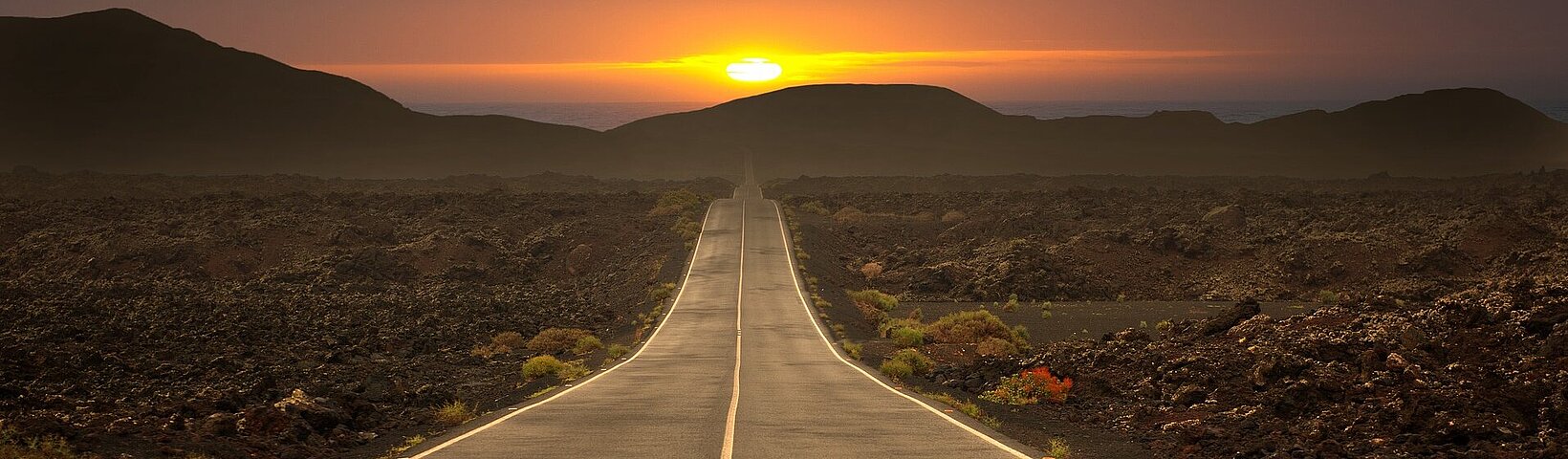 Straße in den Sonnenuntergang 