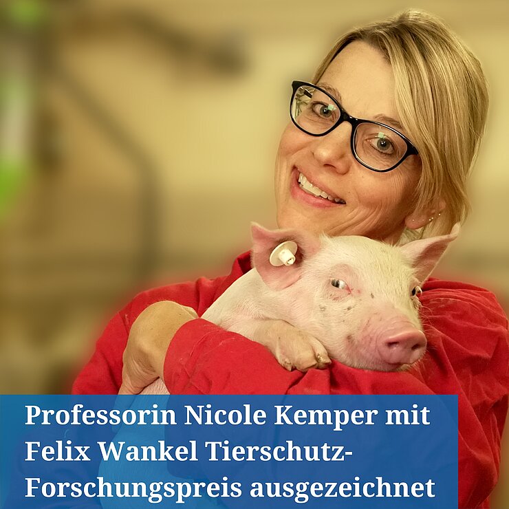 Professorin Nicole Kemper mit einem Ferkel auf dem Arm.
