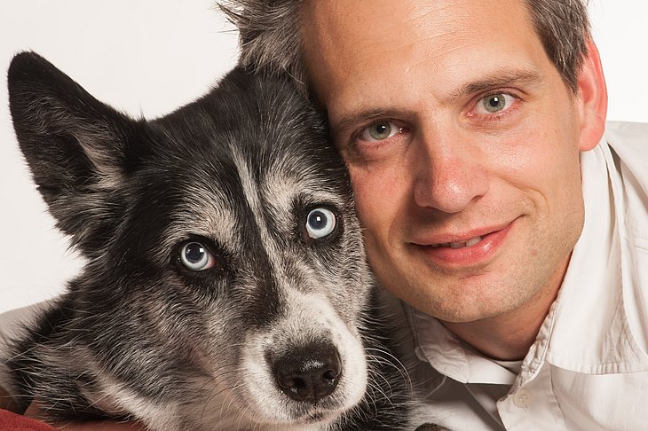Professor Holger Volk, PhD, und sein Hund Jo.