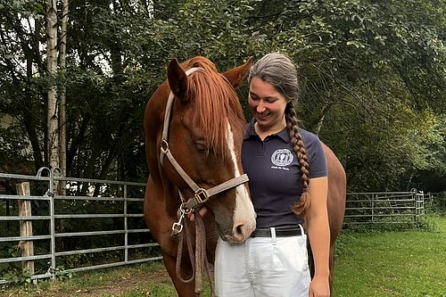 Dr. Jasmin Keller aus der Klinik für Pferde mit Pferd Cookie