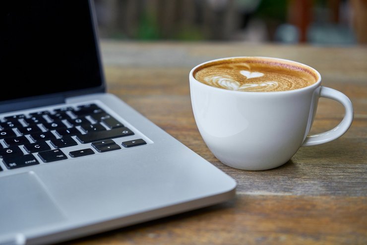 Laptop und Kaffee