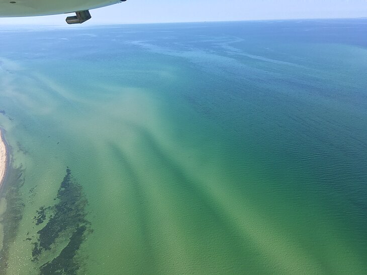 Flugzeug über Wasser