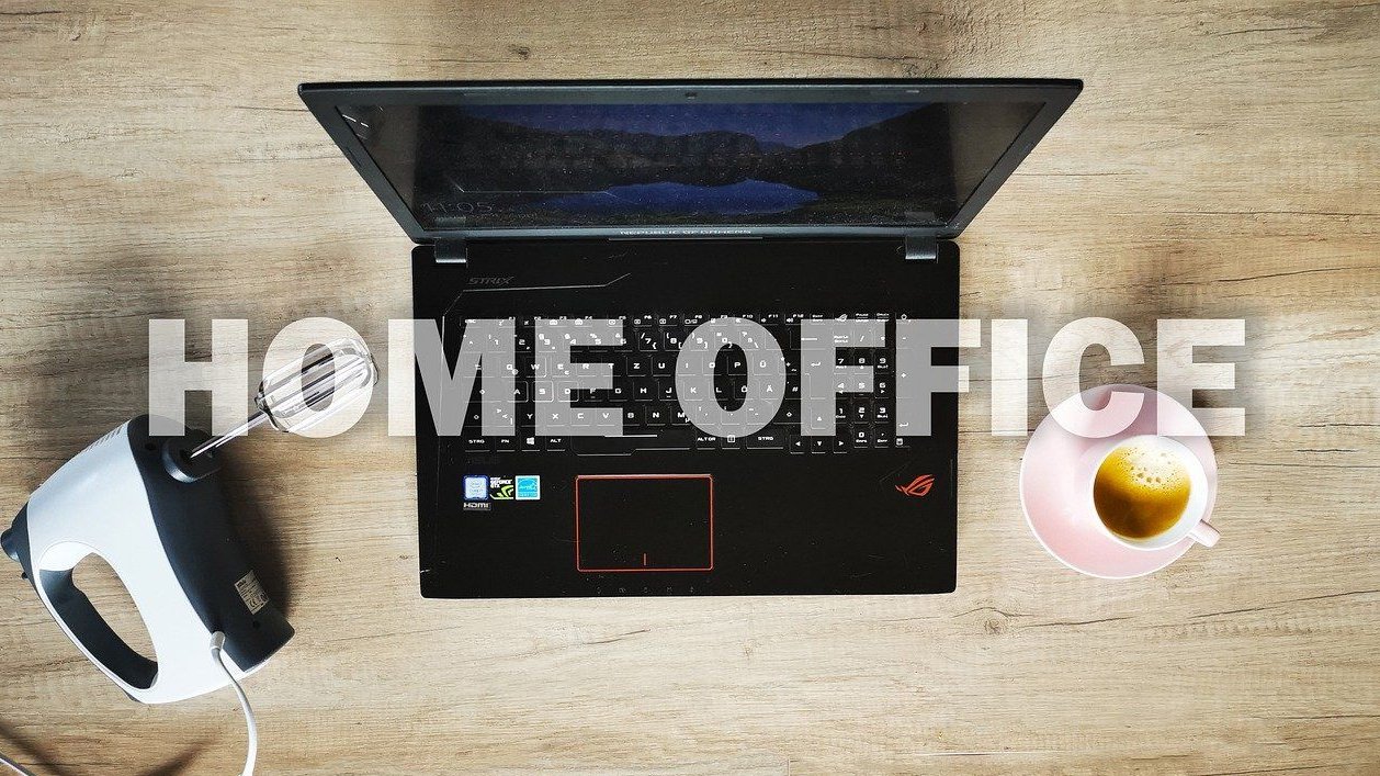 Laptop, Mixer, Kaffetasse auf einem schreibtisch