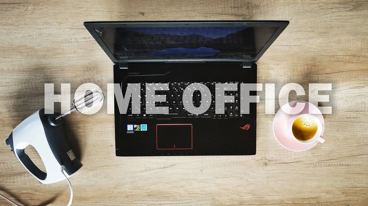 Laptop und Kaffetasse mit dem Wort Homeoffice