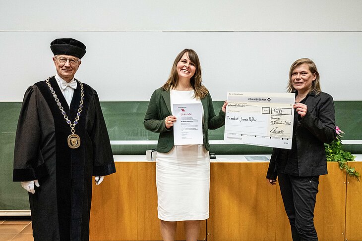 TiHo-Präsident Dr. Gerhard Greif, Dr. Jasmin Neßler und Jennifer Strangalies