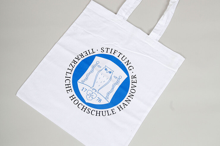 weißer Stoffbeutel mit TiHo-Logo