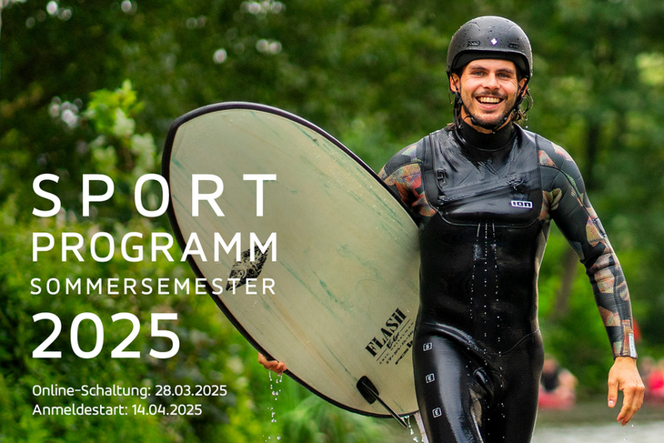 Ein Mann mit einem Surfbrett unter dem Arm.
