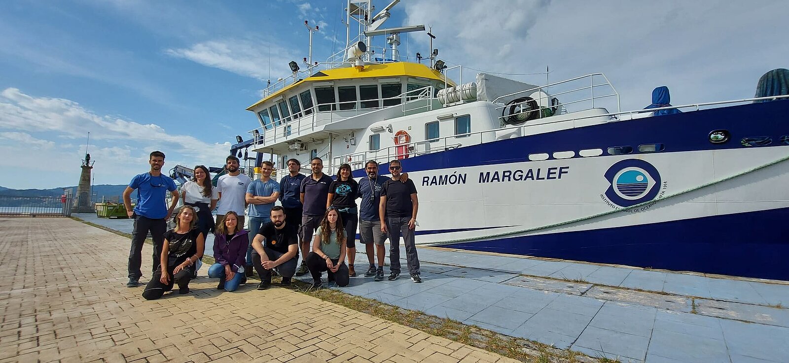 Schiffssurvey team vor dem Schiff im Hafen