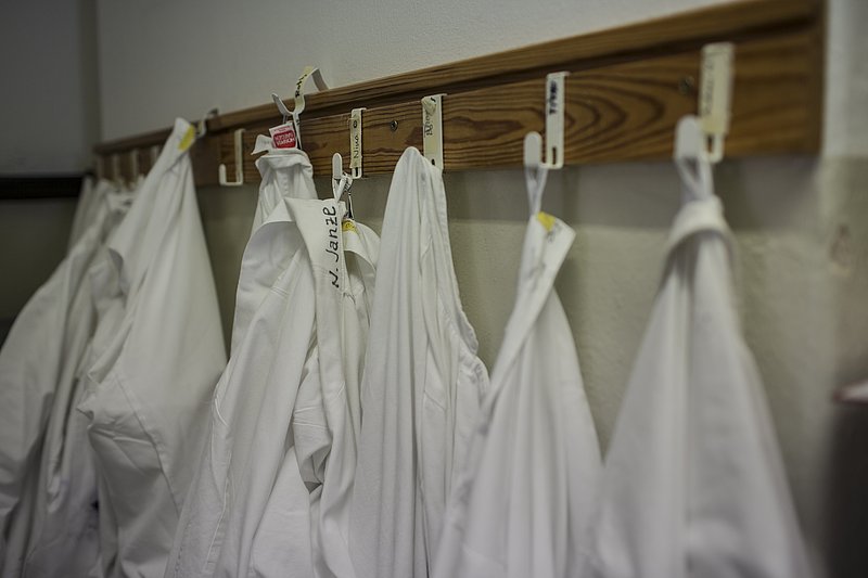 Laborkittel. Aufgenommen im Institut für Mikrobiologie