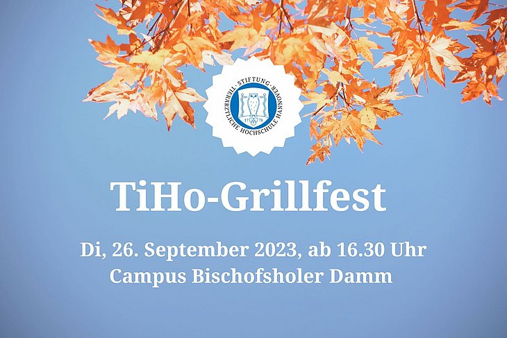 Ahornblätter vor blauem Himmel