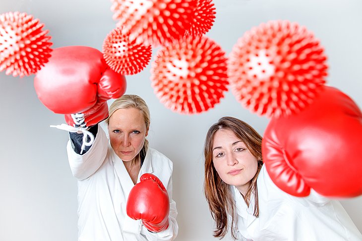 Professorin Dr. Gisa Gerold und Professorin Dr. Asisa Volz bekämpfen Viren.