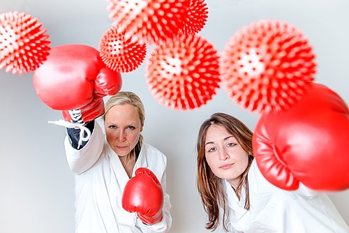 Professorin Dr. Gisa Gerold und Professorin Dr. Asisa Volz bekämpfen Viren.