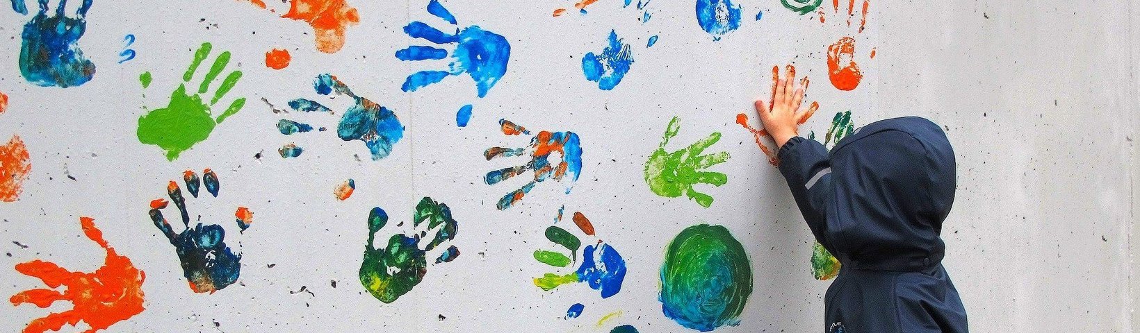 bunte Handabdrücke auf weißer Wand