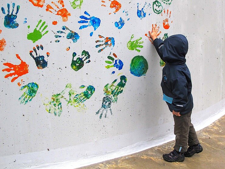 bunte Handabdrücke auf weißer Wand