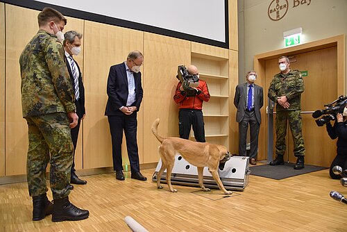 Pascal Baum, Schule für Diensthundewesen der Bundeswehr, Professor Dr. Holger Volk, Klinik für Kleintiere, Ministerpräsident Stephan Weil und TiHo-Präsident Dr. Gerhard Greif. 