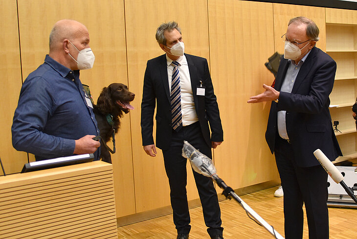 Hans Ebbers, Polizei Nordrhein-Westfalen, Professor Dr. Holger Volk, Klinik für Kleintiere, und Ministerpräsident Stephan Weil. 