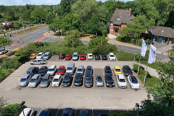 Parkplatz vor dem TiHo-Tower aus der Vogelperspektive