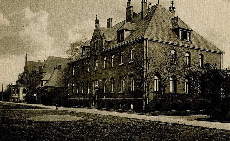 Klinisches Lehrgebäude mit Apotheke