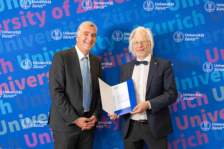 Prof. Dr. Dr. h.c. Roger Stephan, Dekan der Vetsuisse-Fakultät der UZH, verleiht Prof. Dr. Dr. h.c. Wolfgang Baumgärtner den Walter Frei-Preis 2025