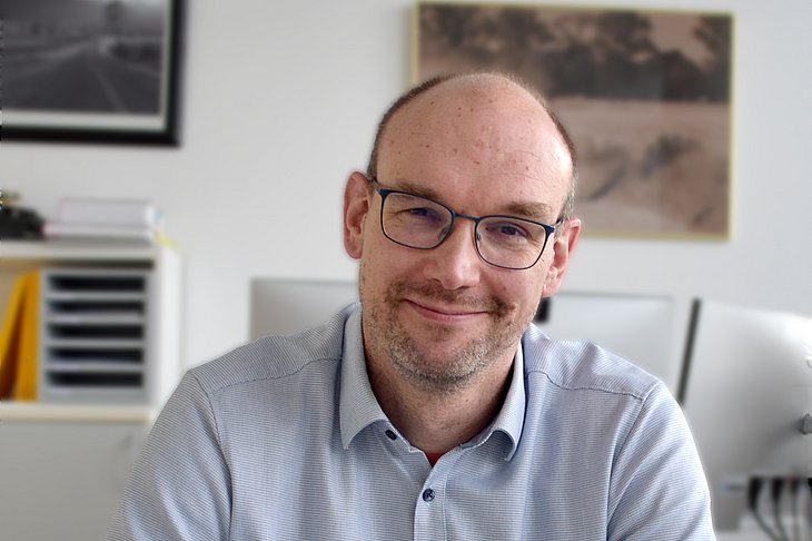 Professor Dr. Michael Pees am Schreibtisch