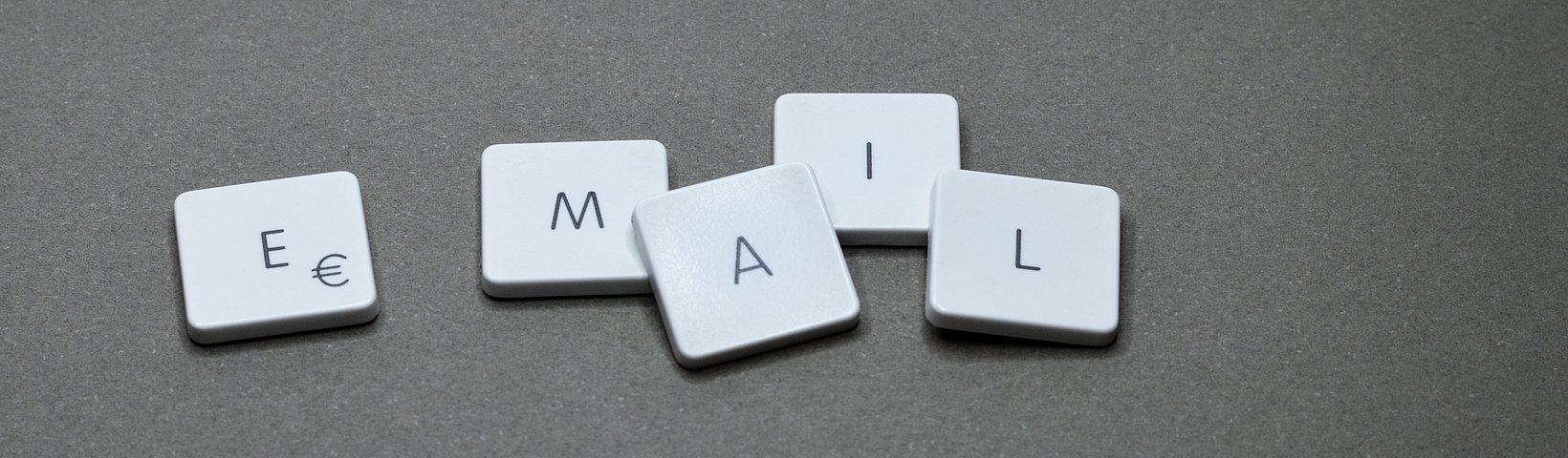 Das Wort E-Mail ist in Scrabblesteinen gelegt. 