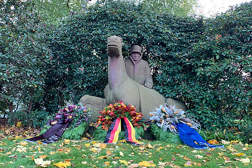 Ehrenmal mit einem Soldaten und einem Pferd