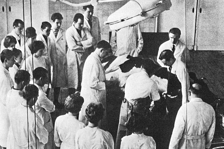 Historische Aufnahme aus der Klinik für Rinder