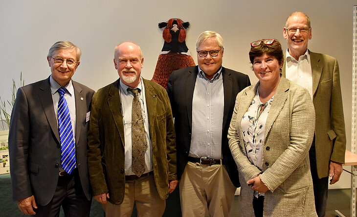 TiHo-Präsident Dr. Gerhard Greif, Vereinsvorsitzender Hartmut Röling, Schatzmeister Heinrich Jacobi, ITAW-Leiterin Professorin Dr. Ursula Siebert, Stellvertretender Vorsitzender Dr. Hartmut Breustedt. Foto: Sonja von Brethorst