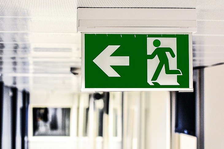 Grün-weißes Notausgang-Schild