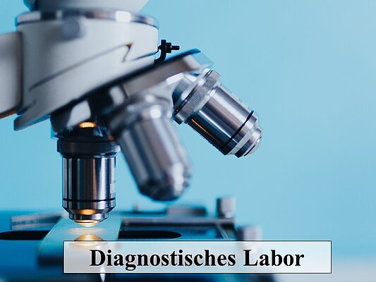 Ein Mikroskop in Großaufnahme vor einem blauen Hintergrund mit dem Schriftzug "diagnostisches Labor"