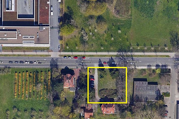 Luftbild Wege und Parkplätze des Grundstücks vor dem Gebäude 222 