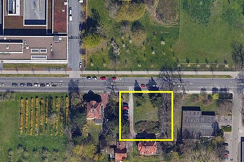 Luftbild Wege und Parkplätze des Grundstücks vor dem Gebäude 222 