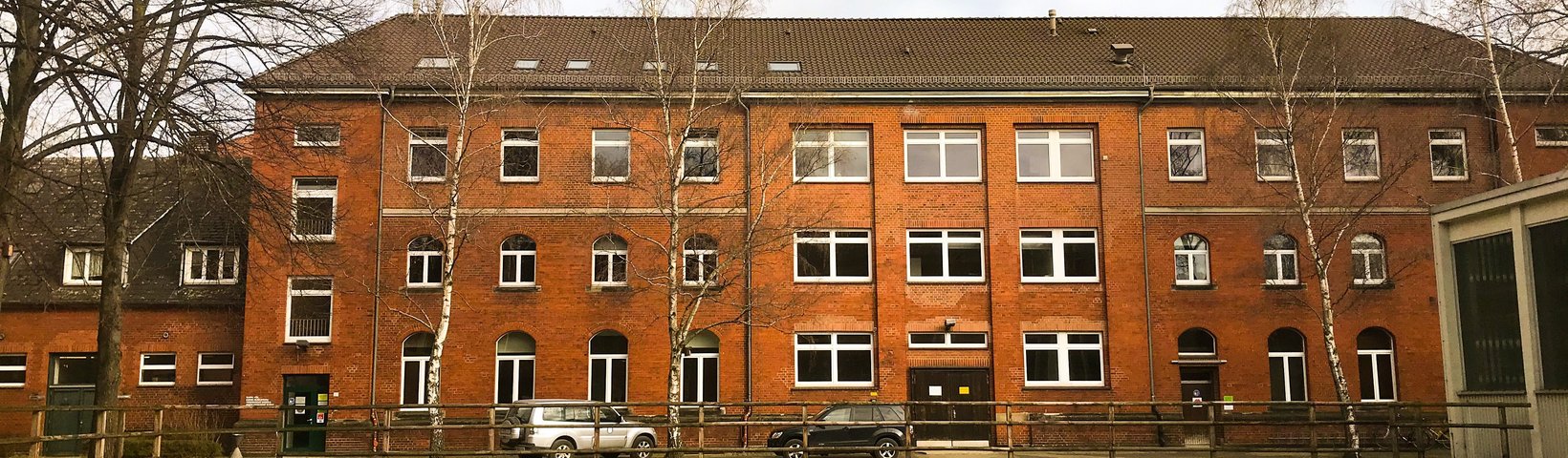 Frontansicht der Klinik für kleine Klauentiere Frontansicht der Klinik für kleine Klauentiere; ein dreistöckiger Bachsteinbau mit Birken am linken und rechten Bildrand