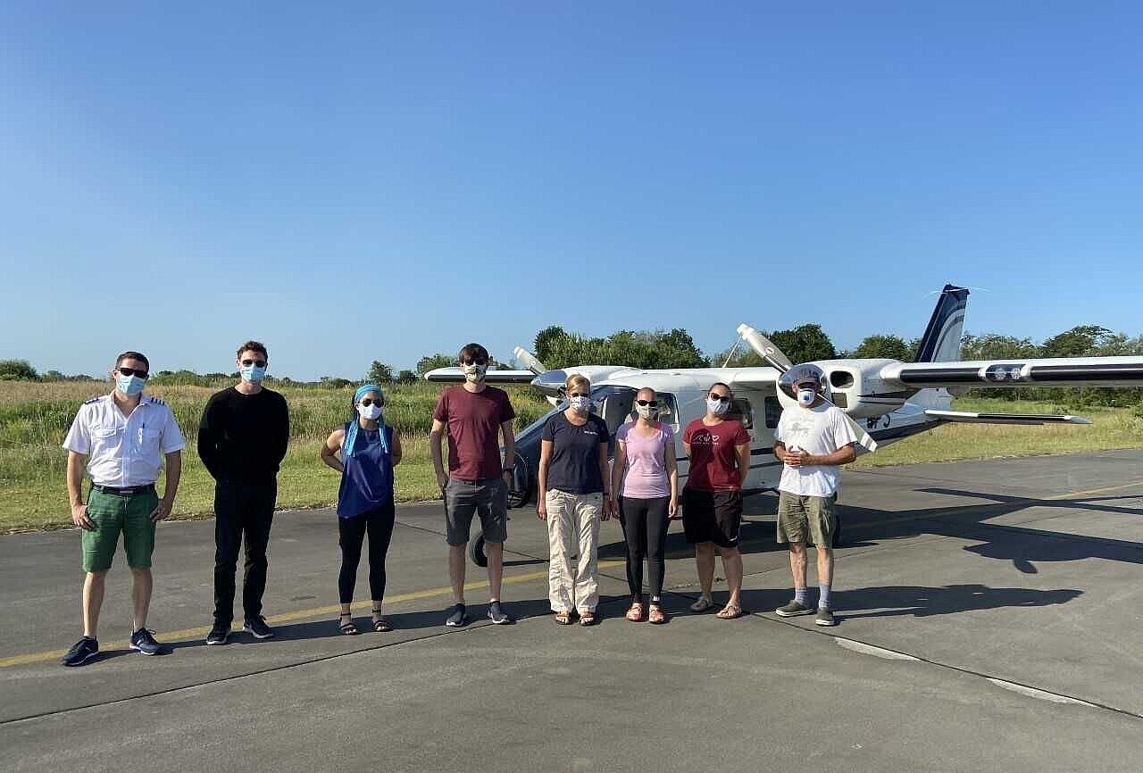 Deutsches Flugteam vor einem Flugzeug