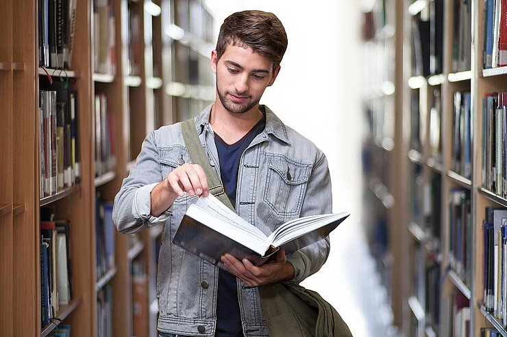 Student mit Buch