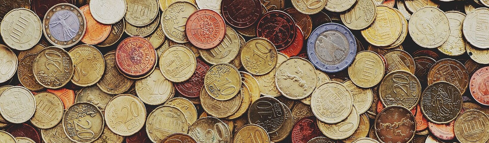 verschiedene Euro- und Centmünzen 