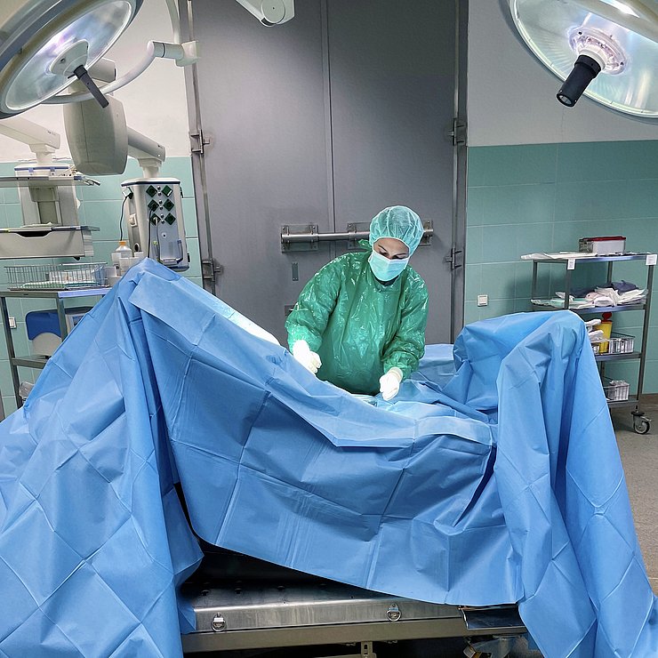 Pferd in Narkose zur Kolik-Operation