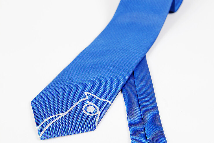 blaue Krawatte mit angeschnittener TiHo-Eule