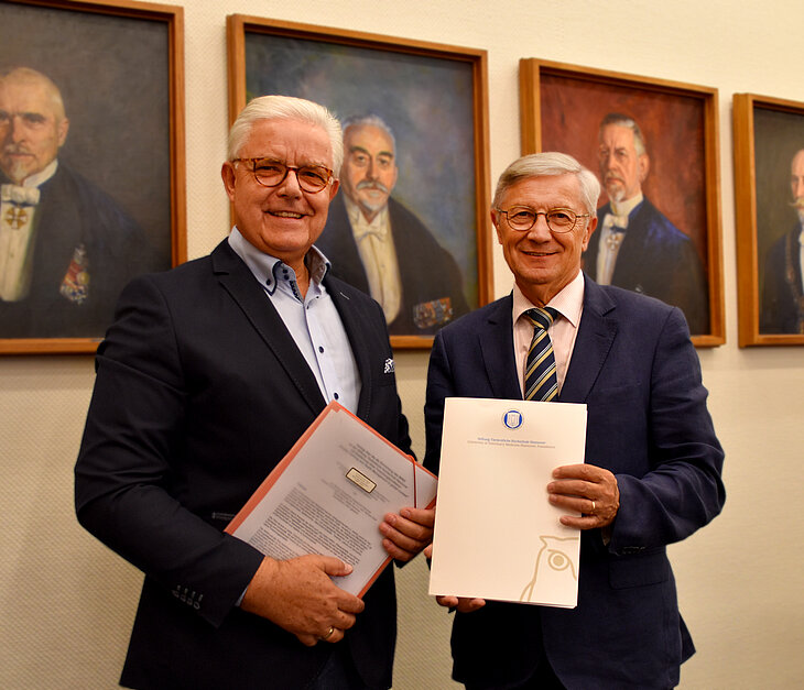 Vertragsunterzeichnung: Friedrich-Otto Ripke, Präsident der Niedersächsischen Geflügelwirtschaft und TiHo-Präsident Dr. Gerhard Greif. Foto: Sonja von Brethorst