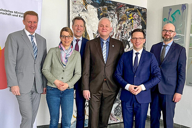 Gruppenfoto mit Wissenschaftsminister Falko Mohrs