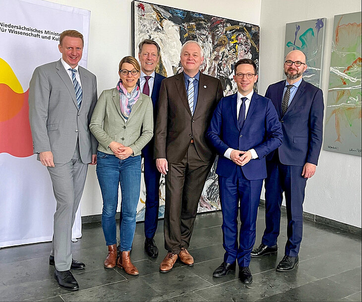 Gruppenfoto mit Wissenschaftsminister Falko Mohrs