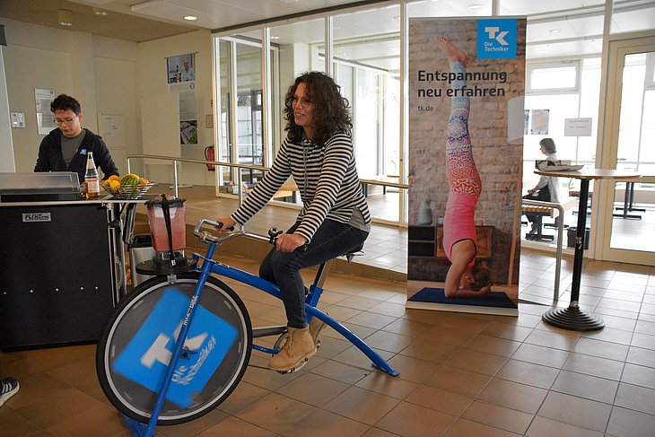 Anke Hampe mixt Smoothie auf dem Fahrrad